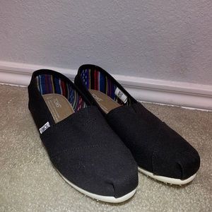 New without tags- black toms size 8